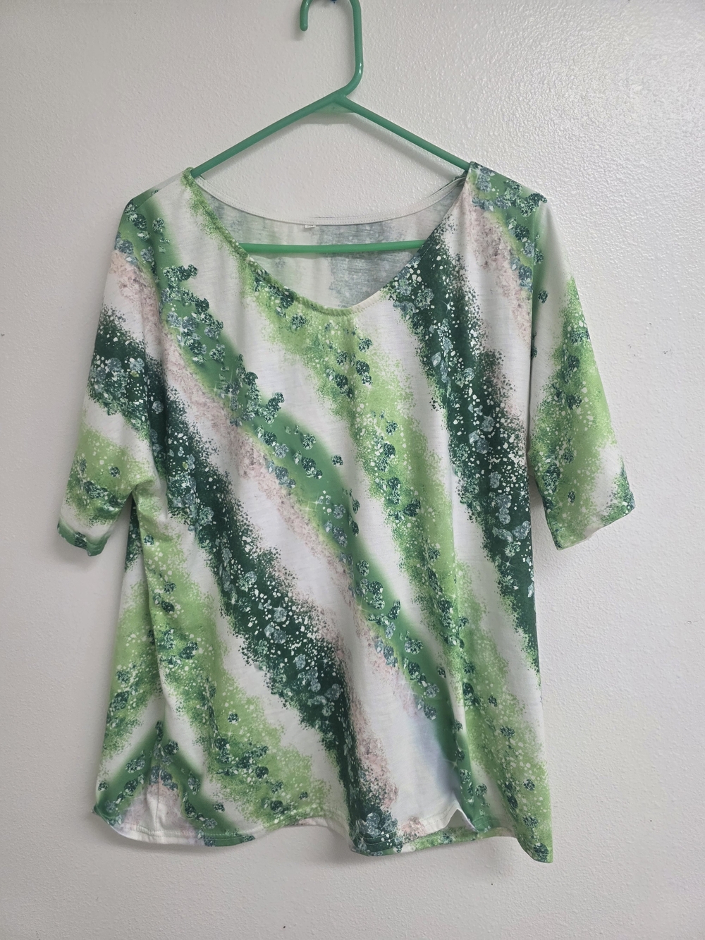Source Unknown Green and White Abstract V-Neck Top (0678)